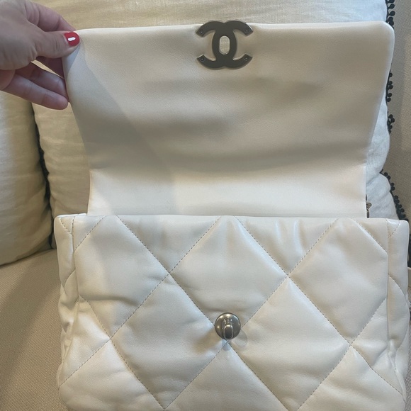 CHANEL 19 HANDBAG
Lambskin, Gold-Tone, Silver-Tone & Ruthenium-Finish Metal - Picture 9 of 15